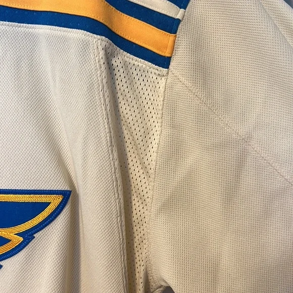 *SOLD* Men’s St. Louis Blues Winter Classic Hockey Jersey - Picture 7 of 14